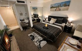 Embrace City Conveniences, Kitchenette, King Bed, Self Check In